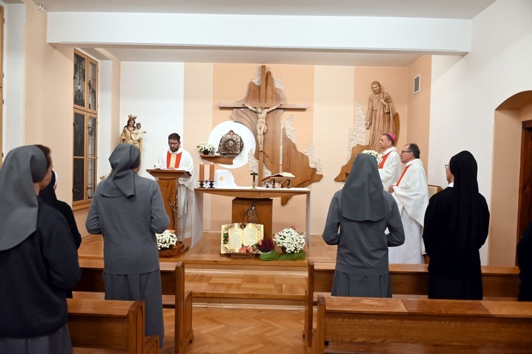 Błogosławieństwo 6 sióstr na nadzwyczajnych szafarzy Komunii św.
