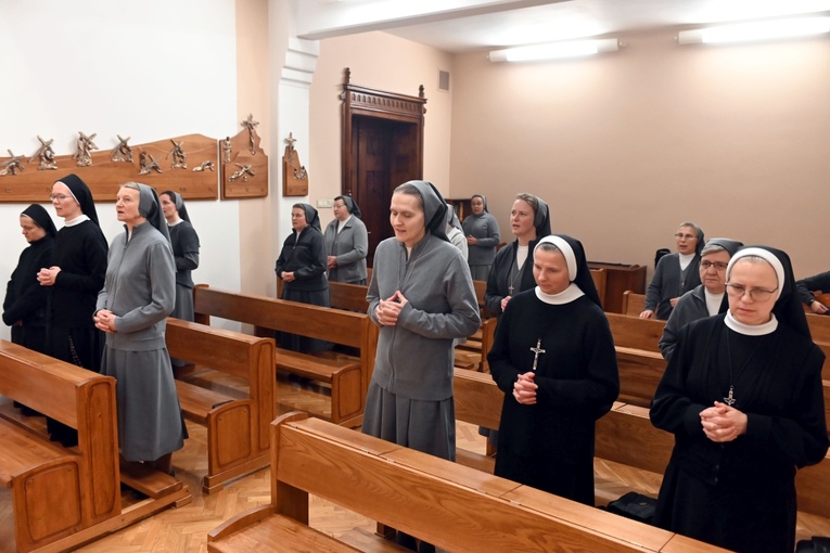 Błogosławieństwo 6 sióstr na nadzwyczajnych szafarzy Komunii św.