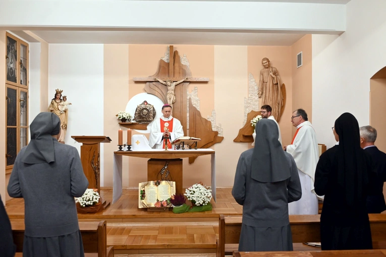 Błogosławieństwo 6 sióstr na nadzwyczajnych szafarzy Komunii św.