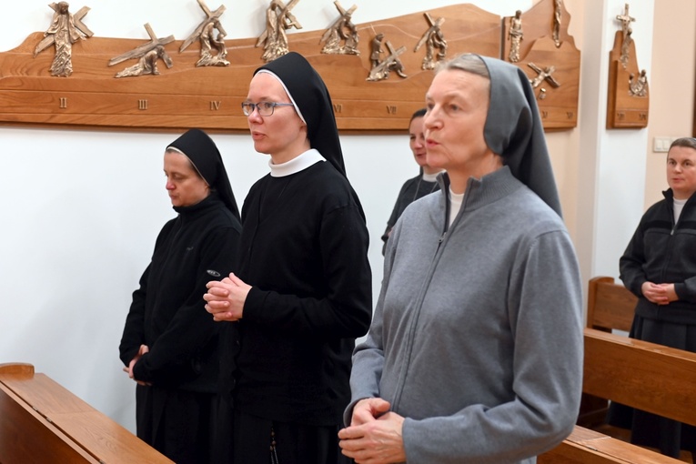 Błogosławieństwo 6 sióstr na nadzwyczajnych szafarzy Komunii św.