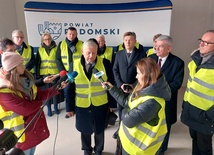 Konferencja prasowa po zwiedzaniu budowanego obiektu. Na pytania dziennikarzy odpowiada Marek Suski.