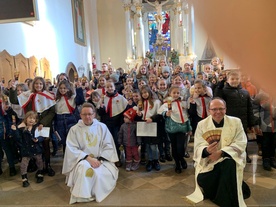 Młodzi w koneckiej kolegiacie z ks. Jackiem Kucharskim i ks. Jackiem Wieczorkiem (z prawej).