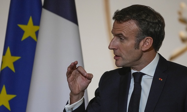 Macron: rosyjskie ataki na cywilną infrastrukturę na Ukrainie to zbrodnie wojenne