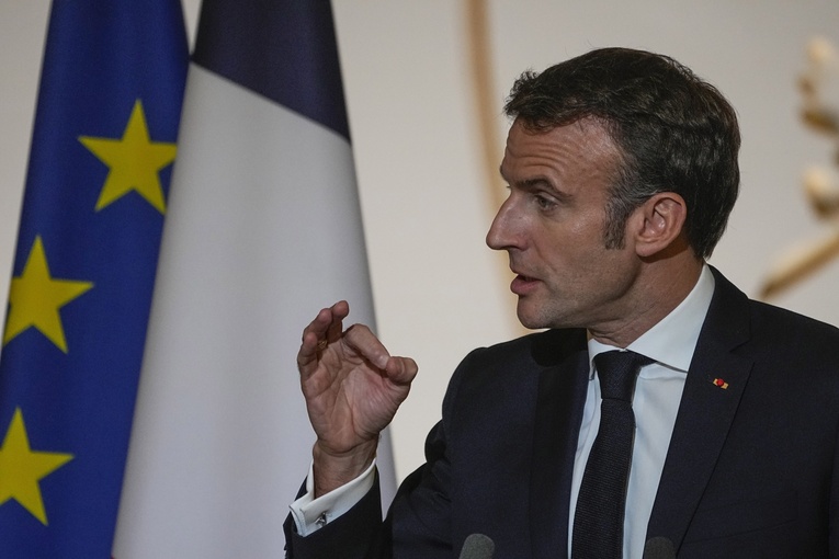 Macron: rosyjskie ataki na cywilną infrastrukturę na Ukrainie to zbrodnie wojenne