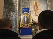 Modlitwa przed warszawskim wizerunkiem Matki Bożej.