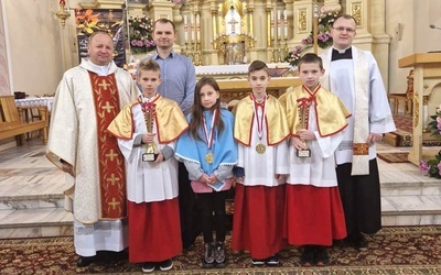 Z pucharami i medalami już w rodzinnej parafii.