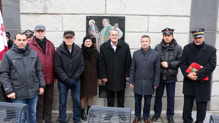 Tablica ku czci ks. Stanisława Orzechowskiego przy Dworcu Głównym we Wrocławiu