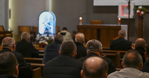 Proboszczowie zawierzyli parafian przed peregrynacją