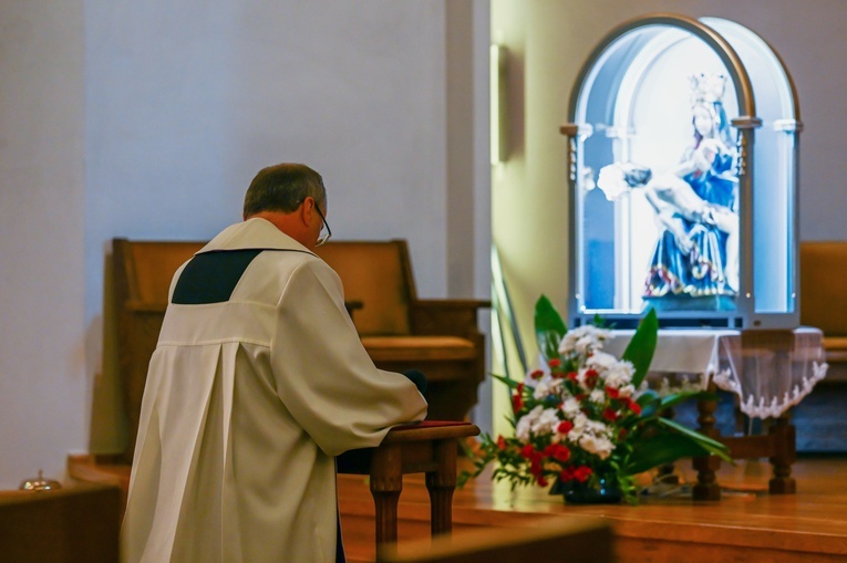 Proboszczowie zawierzyli parafian przed peregrynacją