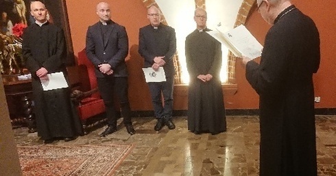 Dekrety księżom wręczył bp Wiesław Szlachetka.
