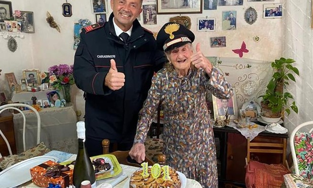 Samotnej staruszce tort na 101. urodziny zrobili... karabinierzy
