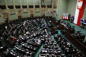 Na sali plenarnej Sejmu wyłączono światło na znak solidarności z Ukrainą