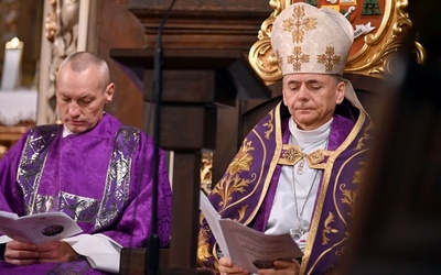 Bp Adam Bałabuch w czasie modlitwy liturgią godzin.