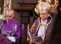 Bp Adam Bałabuch w czasie modlitwy liturgią godzin.