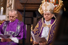 Bp Adam Bałabuch w czasie modlitwy liturgią godzin.