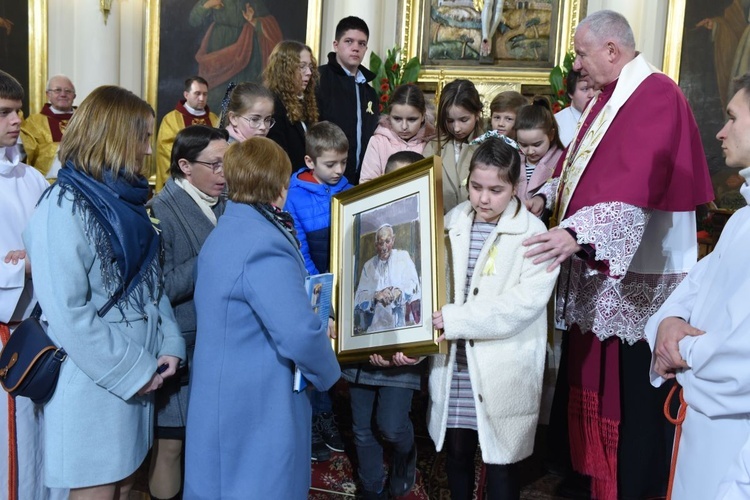 Uczniowie szkoły nr 2 w Grybowie otrzymali obraz św. Jana Pawła II, podarowany przez ks. prał. Jana Główczyka z Rzymu.