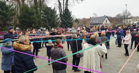 Niecodzienny sposób na otwarcie placu przed kościołem