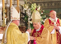 Abp Salvatore Pennacchio, nuncjusz apostolski w Polsce, przekazał pastorał – znak władzy pasterskiej.