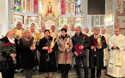 ▲	Tegoroczni laureaci z uroczyście poświęconymi statuetkami.