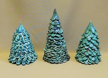 ◄	Twórcy przygotowali już bożonarodzeniowe choinki z ceramiki, drzewka w różnych technikach  czy baśniowe gnomy.