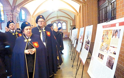 ▲	Prezentacja w kościele w Bytomiu-Karbiu. Na pierwszym planie od prawej Grzegorz Kotwicki i Tadeusz Podraza,  twórcy instalacji. 