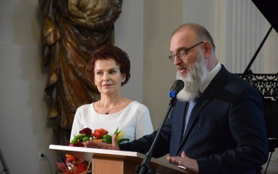 Na ręce dyrektor placówki złożono gratulacje  i życzenia.