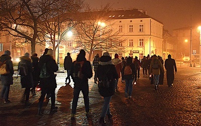 Niosąc Chrystusowe światło, stają się znakiem dla całego miasta.