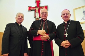 Ksiądz prof. K. Góźdź, kard. G. Müller, abp S. Budzik.