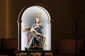 Na peregrynującej kopii Piety Skrzatuskiej znajdują się korony papieskie z 1988 roku.