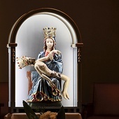 Na peregrynującej kopii Piety Skrzatuskiej znajdują się korony papieskie z 1988 roku.