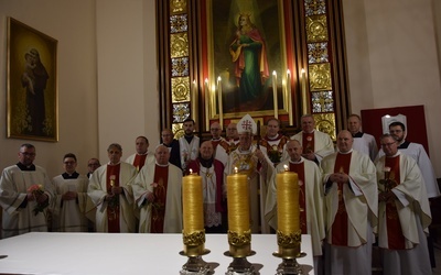 W uroczystości uczestniczyli bp Andrzej F. Dziuba i wielu kapłanów.