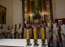 W uroczystości uczestniczyli bp Andrzej F. Dziuba i wielu kapłanów.