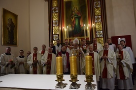 W uroczystości uczestniczyli bp Andrzej F. Dziuba i wielu kapłanów.