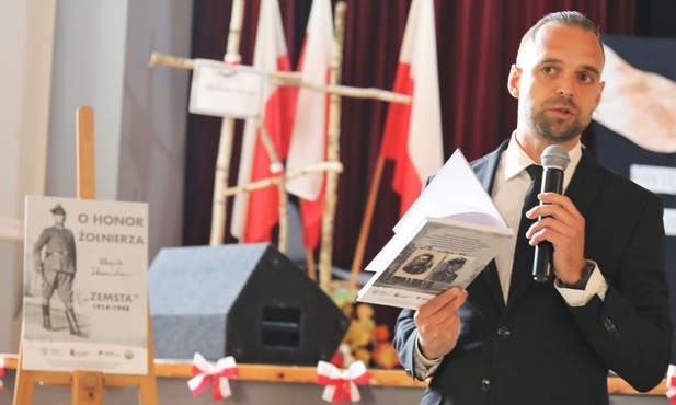 Dr Tomasz Greniuch przedstawił w Rajczy publikację na temat życiowej drogi por. Stanisława Kopika "Zemsty".