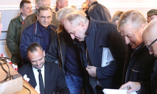 Po książkę o por. Kopiku i autograf autora ustawiła się długa kolejka zainteresowanych prawdą.