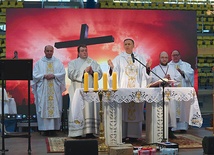 Mszy św. – zarówno dla młodych, jak i dorosłych – przewodniczył bp Adam Bałabuch.