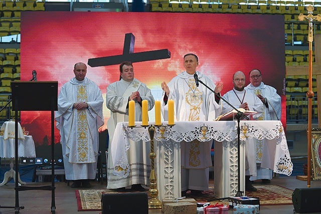 Mszy św. – zarówno dla młodych, jak i dorosłych – przewodniczył bp Adam Bałabuch.