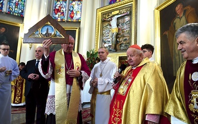 Kardynał po raz pierwszy odwiedził grybowską świątynię.