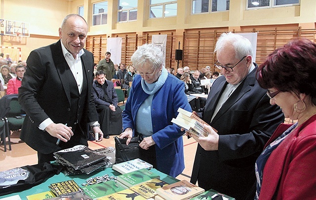 Uczestnicy sesji byli zainteresowani także wydawnictwami, które przywiózł ze sobą prelegent.