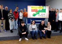 Młodzi w siedzibie Duszpasterstwa Akademickiego w Radomiu podczas pierwszego spotkania osób zainteresowanych wyjazdem na ŚDM w 2023 roku.