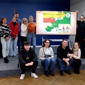 Młodzi w siedzibie Duszpasterstwa Akademickiego w Radomiu podczas pierwszego spotkania osób zainteresowanych wyjazdem na ŚDM w 2023 roku.