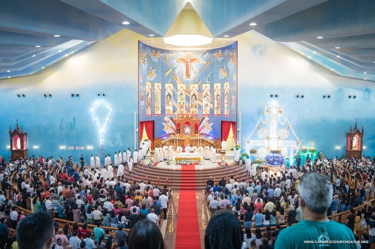 Wino na kartki i tłumy w kościele, czyli jak to jest być księdzem katolickim w Katarze