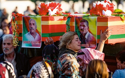 Pogrzeb Kurdów zabitych w czasie bombardowania przez tureckie drony w północnej Syrii.