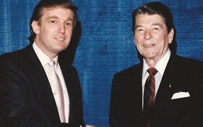 Donald Trump i prezydent USA Ronald Reagan na zdjęciu wykonanym w latach 80.  XX wieku.