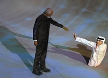 Aktor Morgan Freeman i Ghanim Al-Muftah podczas ceremonii otwarcia Mistrzostw Świata w Piłce Nożnej w Katarze.