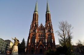 Jak wypowiadać imię biskupa/biskupów w Modlitwie Eucharystycznej?