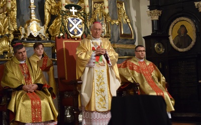 W dniu imienin biskupa podczas Eucharystii solenizant przyjął życzenia.