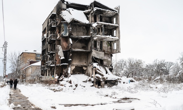Ukraina: 80-letnia mieszkanka zbombardowanej wsi: dorobek całego życia mam w reklamówce