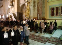 Dzieci chętnie biorą udział w Mszach Świętych roratnich.