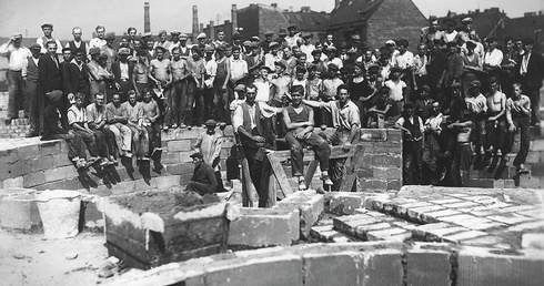 Prace przy fundamentach katedry w Katowicach.